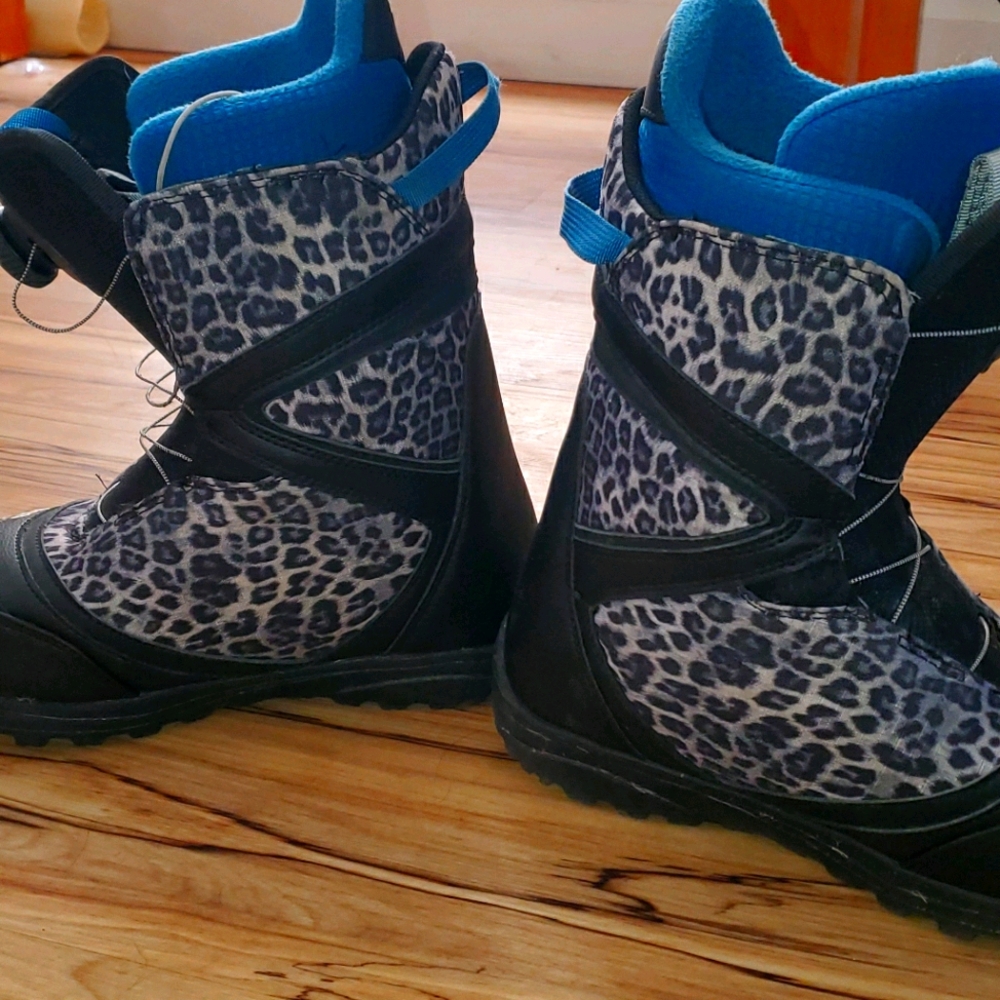 Snowboard boots